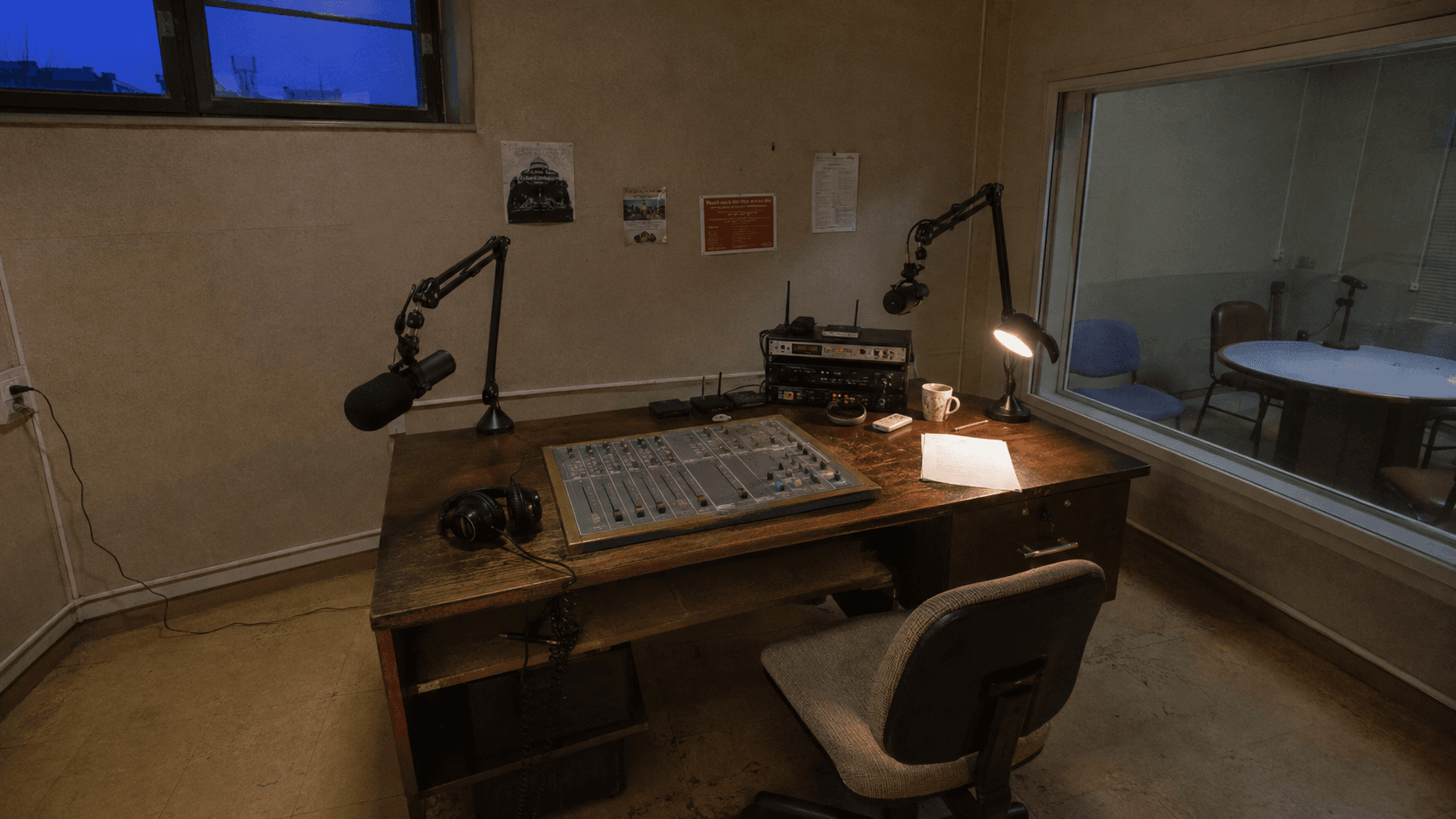 Kıyı Radyo'da mikser, kulaklık ve çalışma masası.